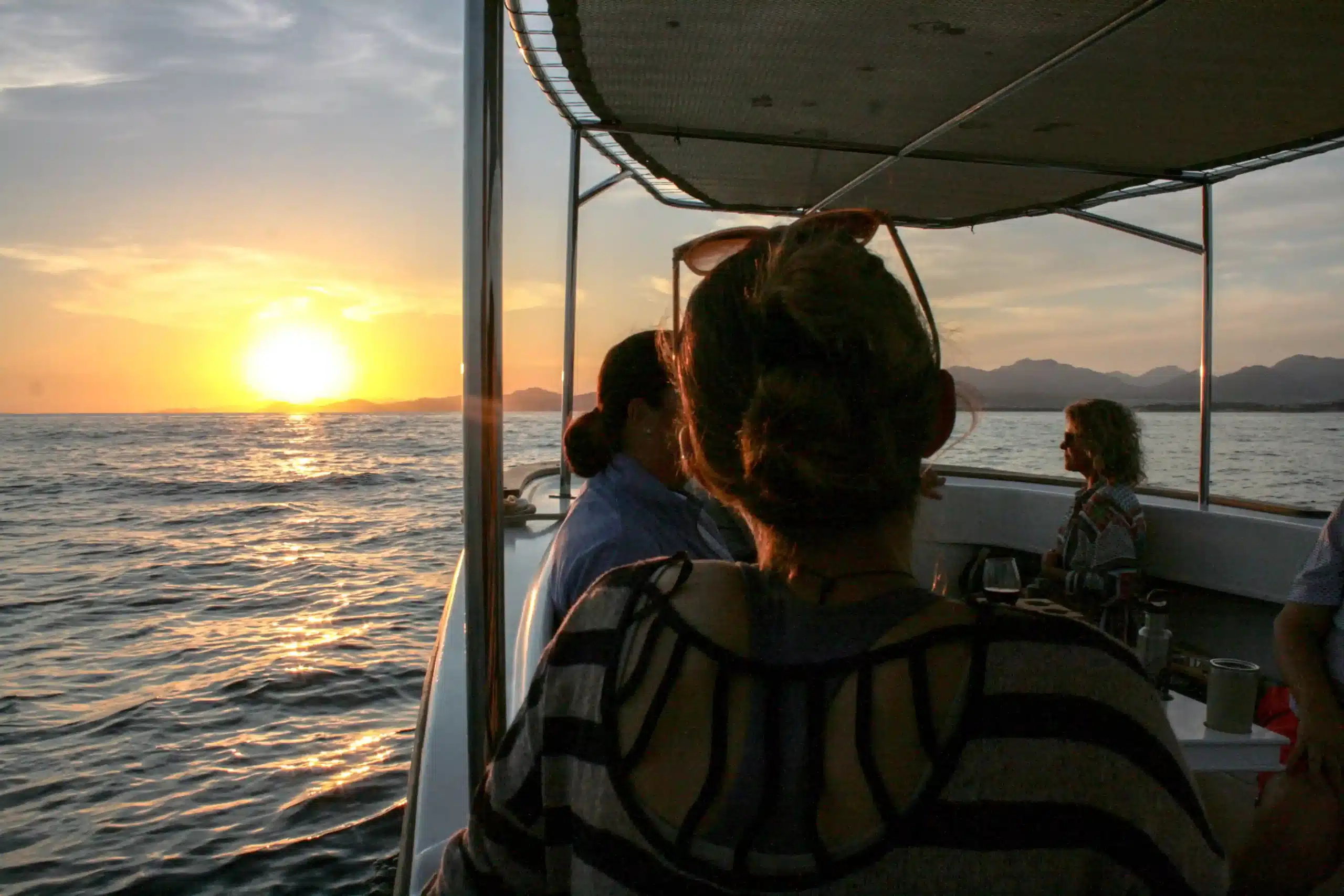 Best sunset spots San Jos&eacute; del Cabo &ndash; couple enjoying yacht sunset